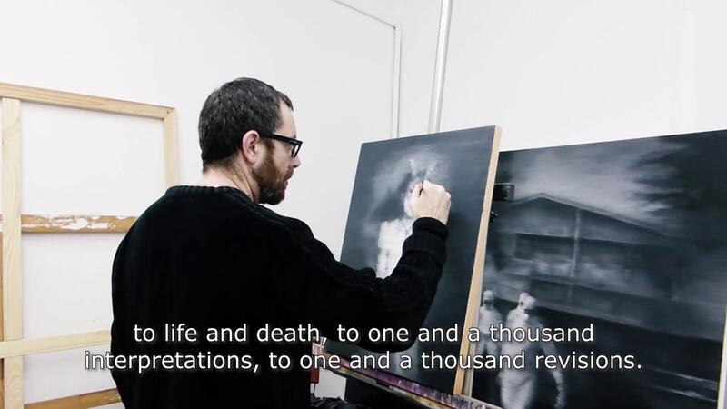 Immagine di artista mentre lavora su una tela